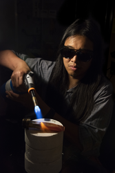 Chawalit "Net" Charoenpong working in Jeff Seewald's lab.