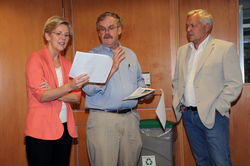 Bob Weller briefing senator Elizabeth Warren on his research.