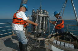 Hovey showing students how to deploy the CTD rosette.