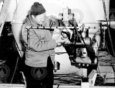 Claes Rooth adjusting squeeze bottle of dye on mechanical arm