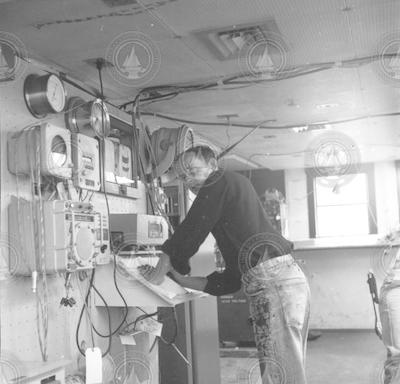 Bob Snyder in top lab of Atlantis II, Thresher search