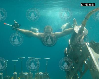 Divers under water with Alvin during Alvin dive 3782.