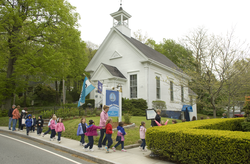 Young children and teachers walking into the Exhibit Center.