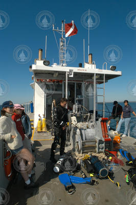 2004  Ocean Science Journalism Fellows aboard Tioga with divers.