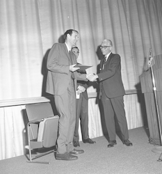 Paul Fye presents Bigelow Medal to Frederick Vine.