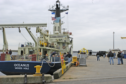 Oceanus arrives at the WHOI dock