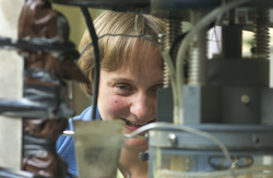 Linda Kalnejais working with the SQUIRT benthic flux chamber instrument.