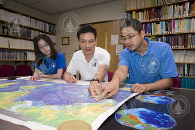 Yanhui Suo (left) and Minqiang Tang (right) working with Jian Lin.