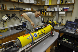 Dave Fratantoni preparing glider in the WHOI lab.