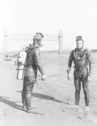 Dave Owen (r) and unidentified man after dive