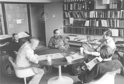 Fritz Fuglister center in group discussion