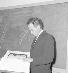 Fritz Fuglister in a classroom.