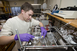 Joint Program student Tom DeCarlo working in the lab.