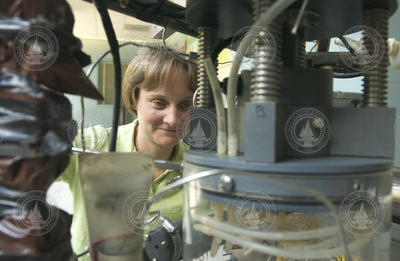 Linda Kalnejais working with the SQUIRT benthic flux chamber instrument.