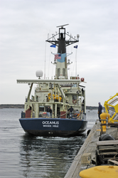 Oceanus arrives at the WHOI dock