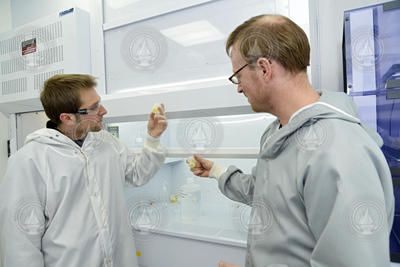 Tristan Horner and Sune Nielsen in the NIRVANA Clean Lab.