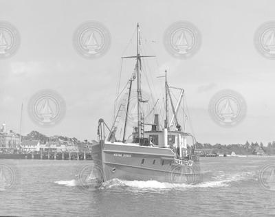 Anton Dohrn underway in Great Harbor.