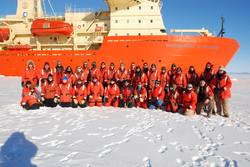 Group photo in front of R/V Nathaniel B. Palmer in the Ross Sea, Antarctica.