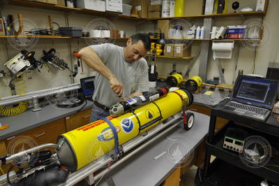 Dave Fratantoni preparing glider in the WHOI lab.