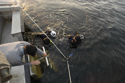 Rocky Geyer assisting the divers