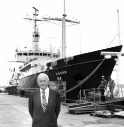 Guy Nichols at the WHOI dock with R/V Knorr.