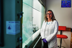 Senior Scientist and new C-CoMP Director Elizabeth Kujawinski in her Watson Lab.