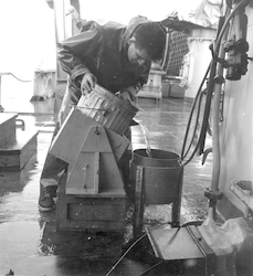 Rudy Scheltema with dredge sample on Chain